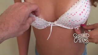 19 χρονών hot teen γαμάει και να πάρει ένα στόμα γεμάτο χύσια