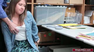 กผู้หญิงผมสีน้ำตาลคือจับได้ว่าขโมยของและเจ้าหน้าที่ลงโทษของเธอ.เขา gropes หัวนมเล็กๆของเธอและ dominates ของเธอเพื่อให้เขา bj.จากนั้นเขาไม่ไม่แน่เธอจิ๋ม