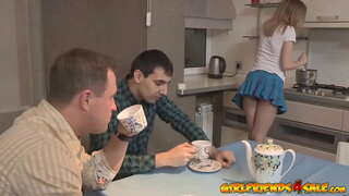 เหมือน petite วัยรุ่น cuckolds สามีของเธอ