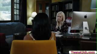 Avi Tia mijery fotsiny Kenzie Taylor manana licking ny pussy