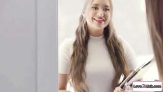 นักจัดงานแต่งงาน seduces สองและสำเร็จความใคร่ให้กับพวกเขา cunts และ convinces พวกเขาต้องมี 3some.เธอ licks งสาวผมบลอนด์จิ๋มเป็นของเธอ busty gf facesits ของเธอ