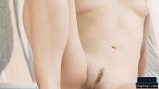 Petite νεαρό μοντέλο ξανθιά αναδεικνύει την καταπληκτική σφιχτό σώμα με ωραίο κώλο