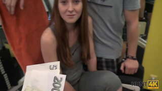 HUNT4K. Cuckold สำหรับเงินสดอนุญาตฮันเตอร์ที่บ้านของเขา GF อยู่ในยิมว่างเปล่า