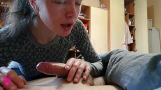 Entanim-po misavoritaka blowjob avy amin'ny petite hatsaran-tarehy amin'ny cum amin'ny vava