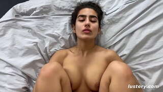 ผูกขาของเธออยู่บนหัวสำหรับลึก Penetration