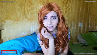 ผู้หญิงได้ตื่นเต้นต่อหน้าของจอภาพ