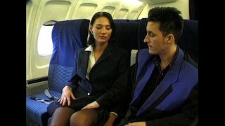 Brunette hatsaran-tarehy manao stewardess fanamiana mahazo fucked amin'ny fiaramanidina