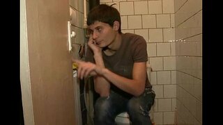 Παίζει με το μεγάλο καυλί του το παλικάρι