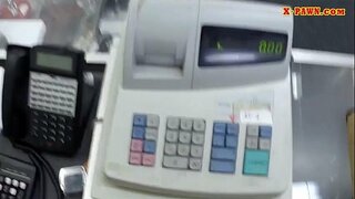 ผมบลอนด์ที่รักขายของเธอกระเป๋าแล้วโจมตีกระหน่ำเลย