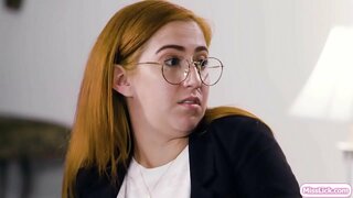 Melyn poeth a ei busty partner yn troseddu yn cael eu cynllunio ar eu targed mawr nesaf.Yn sydyn,ei swyddog prawf yn cyrraedd ac yn ymchwilio i'w partner.Maent yn ymddwyn fel cwpl ac i brofi hynny at y swyddog.Maent yn dechrau mochyn a licking mae pob eraill yn ei pussy.