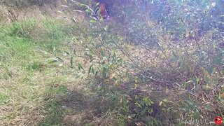 คนแปลกหน้ากัเป็นแคทวูแมนหยู่ในปากหลังจาก Meditating ในป่า