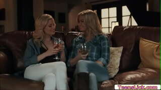 Tony Kiririoka fotsiny mamelatra ny tongony, ary mijery Charlotte Stokely ny fihinanana izany