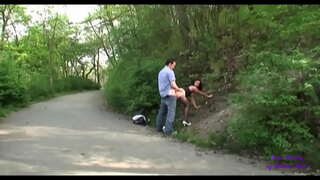 Voalohany dia mikasika ny hafa ao amin'ny bar, ary avy eo izy ireo handeha any fuck ao amin'ny zaridaina an'ny daholobe