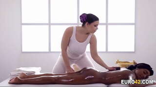 ผมรักของฉันเลสเบี้ยน masseur เป็นเรื่องใหญ่หน้าอก